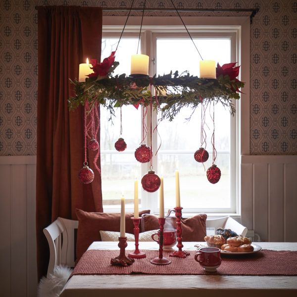 Sklenená červená závesná vianočná ozdoba v tvare gule s reliéfnym povrchom o priemere 5 cm.