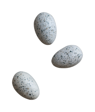 Dekoračné keramické vajíčko o veľkosti 3 x 2 cm vo farbách sivej s bodkami, bielej a pieskovej.