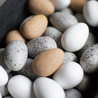 Dekoračné keramické vajíčko o veľkosti 3 x 2 cm vo farbách sivej s bodkami, bielej a pieskovej.