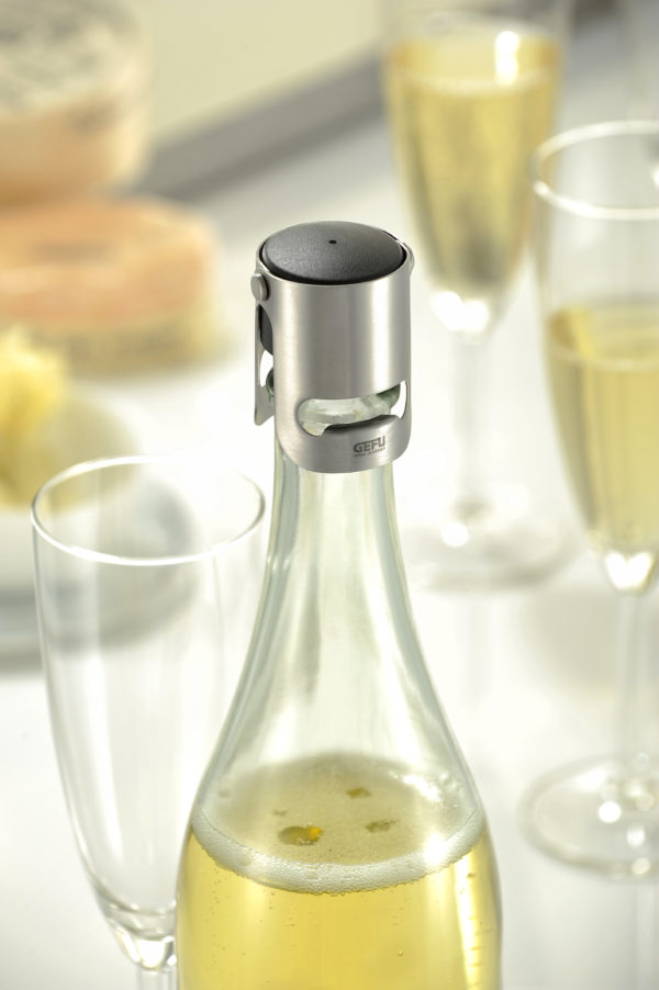 Vzduchotesná zátka na šumivé víno z ušľachtilej nehrdzavejúcej ocele o priemere 5,2 cm a výške 3,7 cm.