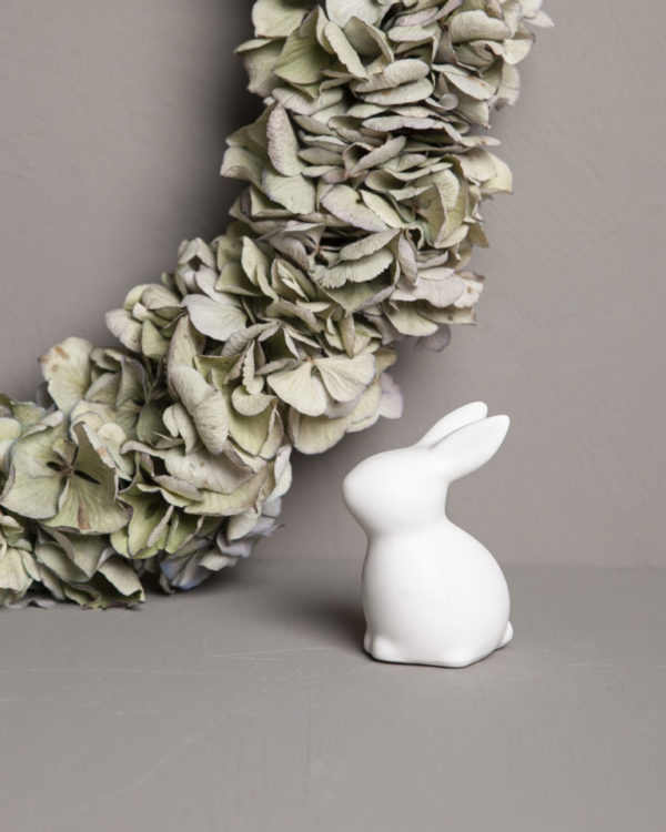 Biely keramický zajačik o rozmere 5 x 3 x 7 cm vhodný pre veľkonočné dekorácie.