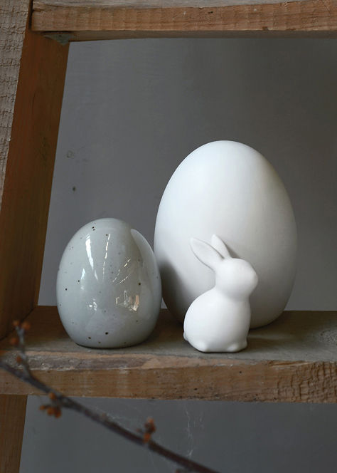 Biely keramický zajačik o rozmere 5 x 3 x 7 cm vhodný pre veľkonočné dekorácie.