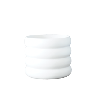 Zaujímavý kruhový keramický kvetináč v bielej farbe s pozdĺžnym vlnkovým povrchom o priemere 14 cm a výške 13 cm.