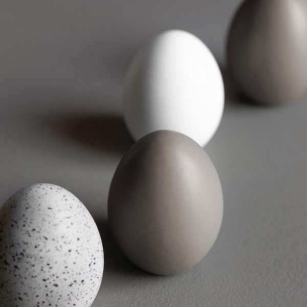 Dekoračné keramické vajíčko so zrezanou spodnou časťou ako podstavou o priemere 6 cm, vysoké 8 cm v hnedej farbe.