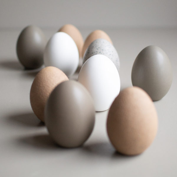Dekoračné keramické vajíčko so zrezanou spodnou časťou ako podstavou o priemere 6 cm, vysoké 8 cm v pieskovej farbe.