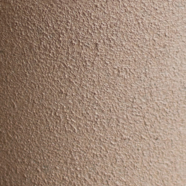 Dekoračné keramické vajíčko so zrezanou spodnou časťou ako podstavou o priemere 6 cm, vysoké 8 cm v pieskovej farbe.