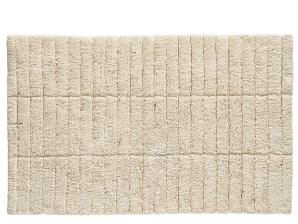 Kúpeľňová predložka zo 100% bavlny v béžovej farbe so vzorom imitujúcim kúpeľňové dlaždice. Veľkosť 80 x 50 cm.