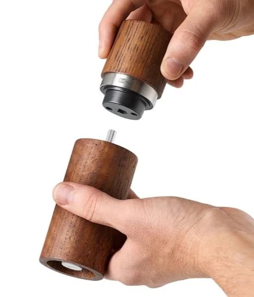 Mlynček na soľ a korenie vyrobený z dubového dreva a nehrdzavejúcej ocele s vysokovýkonným keramickým mlynčekom CeraCut®.