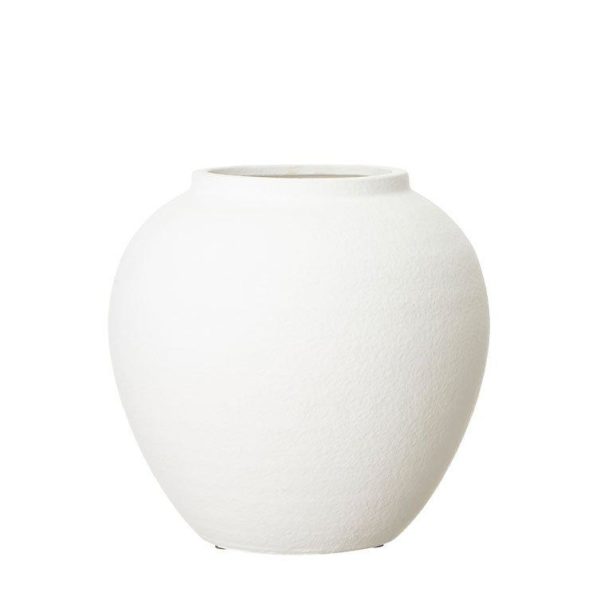 Biela terakotová váza s pórovitým povrchom v dizajne starých čínskych váz. Priemer 12 cm, výška 25 cm.