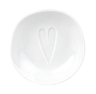 Biela porcelánová miska o priemere 6 cm s vyrazeným srdcom na dne.