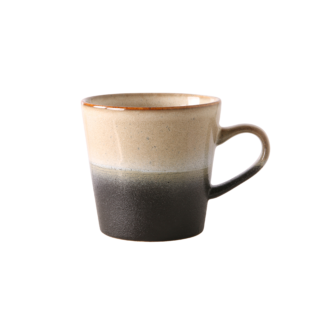 Dizajnový hrnček AMERICANO v zemitých farbách na kávu z kameniny inšpirovaný 70. rokmi. Ideálny do škandinávskej kuchyne. Objem 260 ml.