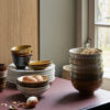 Kameninová miska MATCHA zo série Kyoto Ceramics inšpirovaná japonskými čajovými miskami v krásnych zemitých farbách o priemere 12,5 cm. Sada 3 ks.