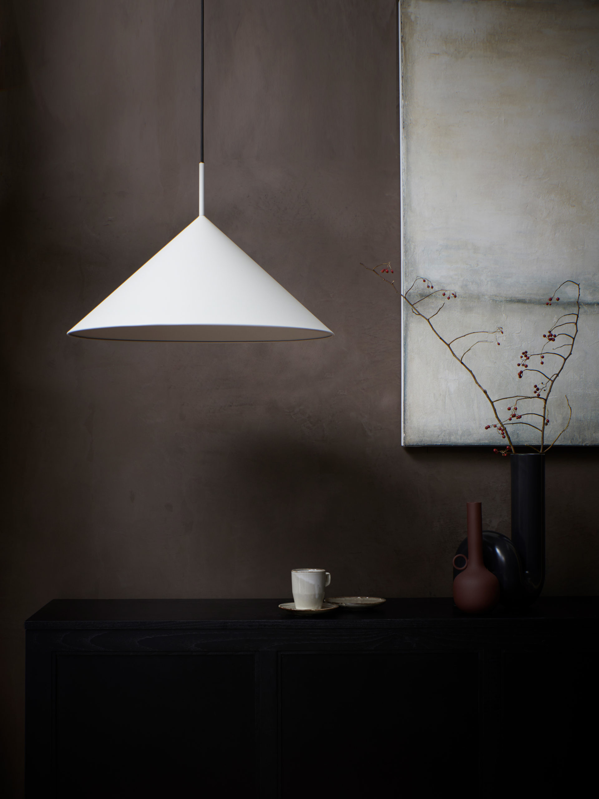 Jednoduchá a moderná kovová závesná lampa v jemne sivej farbe kónického tvaru. Priemer 60 cm, dĺžka kábla 125 cm.
