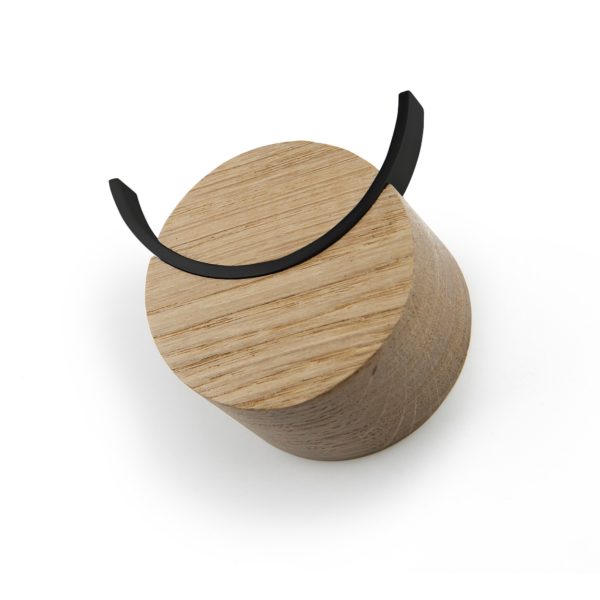Moderný okrúhly vešiak z prírodného impregnovaného dubu a čiernej nehrdzavejúcej ocele v tvare jeleňa o priemere 6 cm. Nosnosť 10 kg.