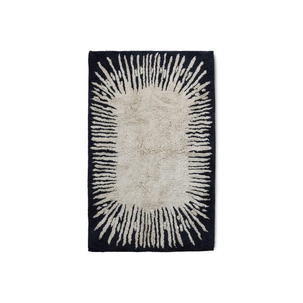 Krásny bavlnený koberec o rozmere 75 x 120 cm s čiernym podkladom a veľkým bielym vzorom v tvare bieleho obdĺžnikového slnka.