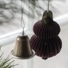 Kovový závesný zvonček na drôtenej šnúrke v mosadznej farbe. Priemer 4,6 cm a výška 5 cm.
