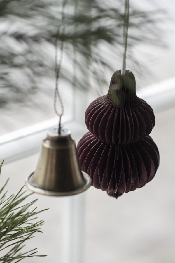Kovový závesný zvonček na drôtenej šnúrke v mosadznej farbe. Priemer 4,6 cm a výška 5 cm.