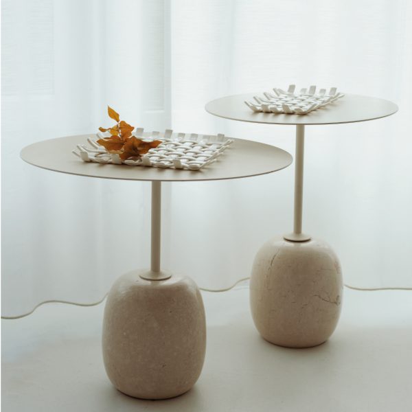 Nádherný dizajnový podnos v tvare obdĺžnika z ručne vypletaného glazovaného porcelánu v bielej farbe. Rozmer 25 x 15 cm.